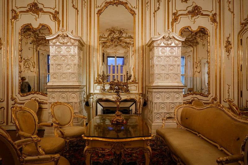 8 Brooklyn Decor Trends That Could Fade - Decor Hint Overly Ornate Wall Moldings