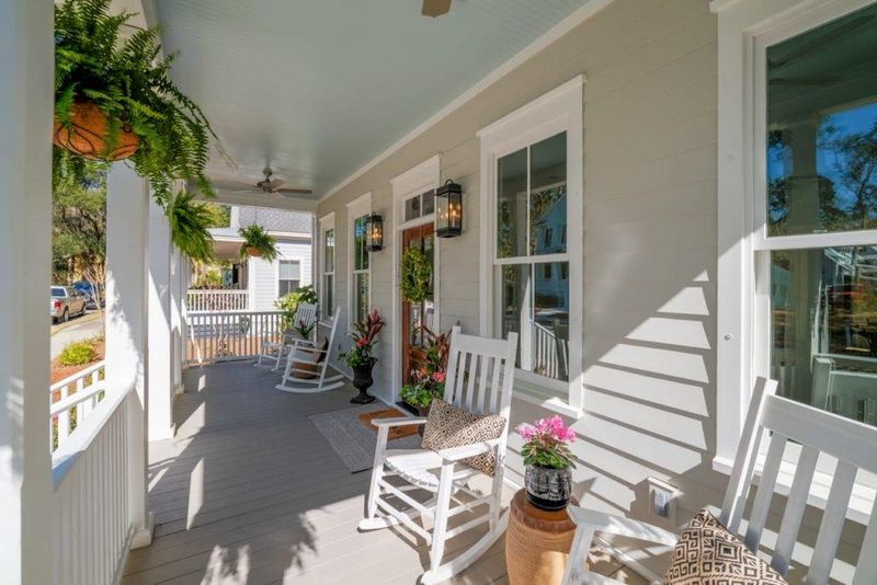 8 Georgia Wraparound Porches Made For Rocking Chairs - Decor Hint Southern Comfort Haven