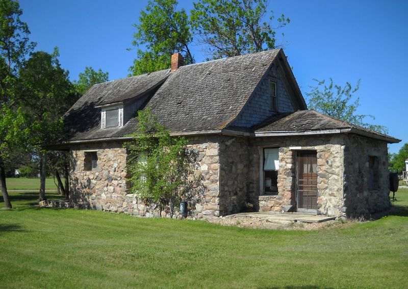 8 South Dakota Fieldstone Walls That Feel Forever - Decor Hint Classic Farmhouse Fieldstone Wall