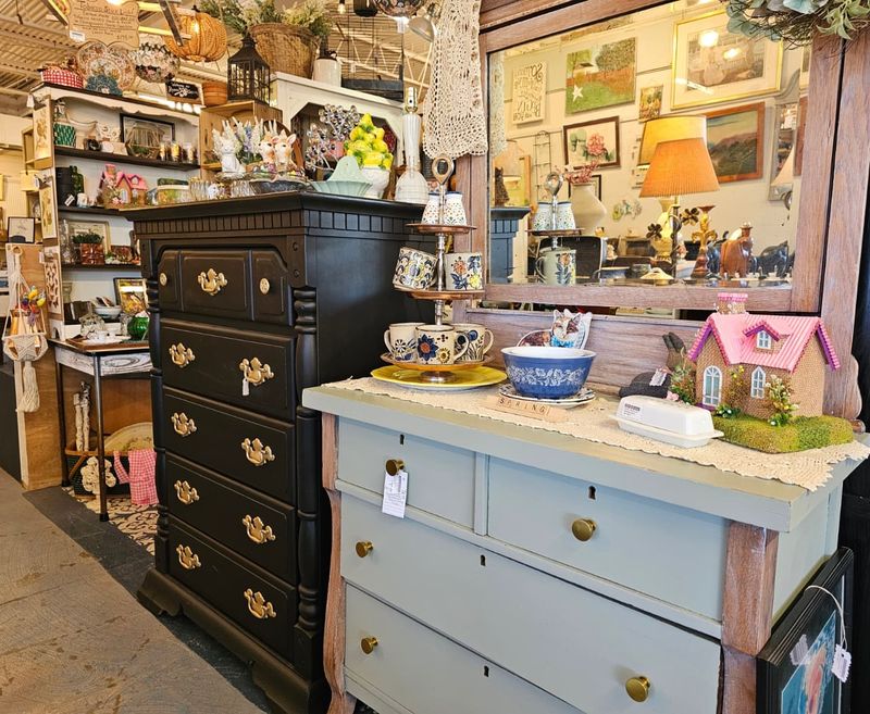 8 Spots To Shop For Vintage Treasures In North Carolina - Decor Hint FleaBody's Antique Mall (Wilmington)