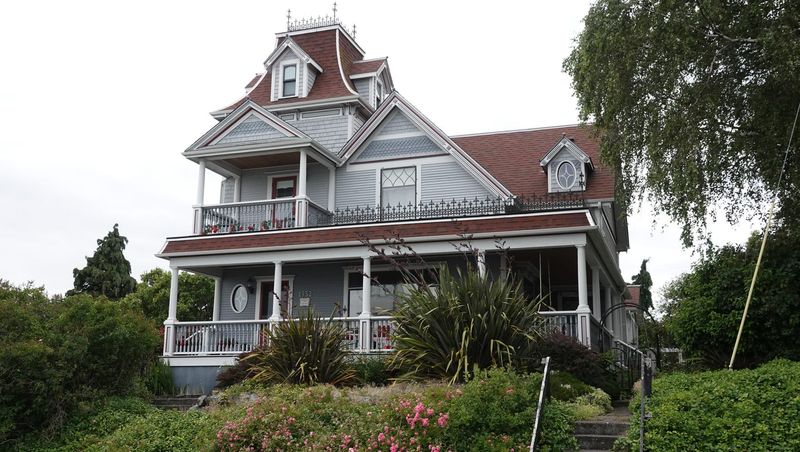 8 Washington House Styles With Hidden Charm And 6 That Become Top Picks In 2025 - Decor Hint Victorian Farmhouses