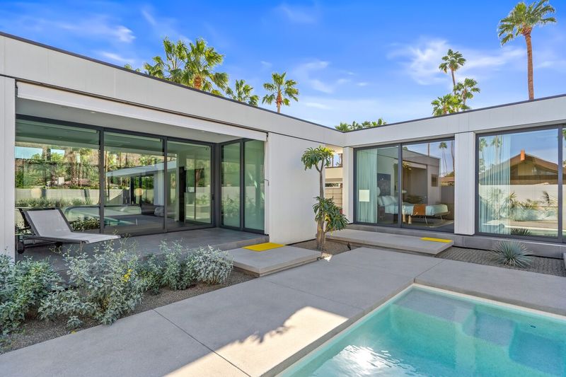 9 California Courtyard Homes That Bring Resort Living Home - Decor Hint Modern Minimalist Courtyard