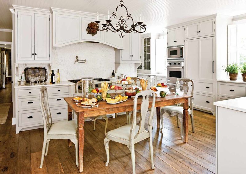 9 Kentucky Farmhouses With Timeless Kitchen Style - Decor Hint Classic Whitewashed Farmhouse Kitchen