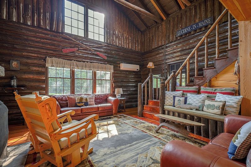 9 Maine Cabins With Decor That Never Goes Out Of Style - Decor Hint Lakeside Log Haven