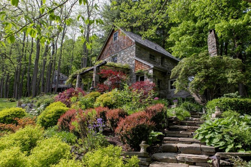9 New York Country Cottages With Timeless Cozy Decor - Decor Hint Historic Stone Cottages