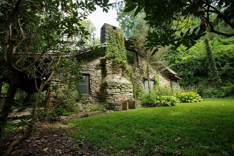 9 North Carolina Cottage Designs That Are Straight Out of a Storybook - Decor Hint Smoky Mountain Stone Cottages