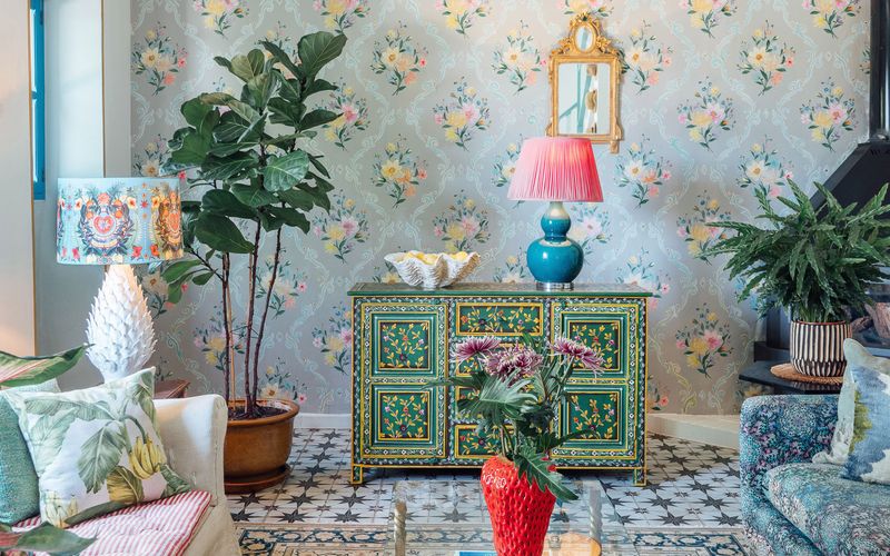 9 Signs Your Mississippi Dining Room Might Be Stuck In The Past - Decor Hint Heavy Floral Wallpaper Dominates Your Walls