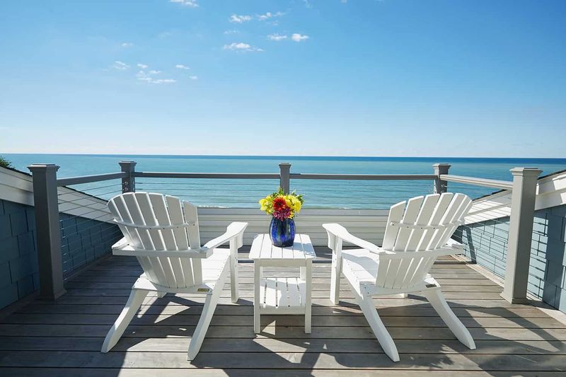 12 Michigan Cottage Porch Designs Perfect For Lakeside Living - Decor Hint Nautical Blue-And-White Porch
