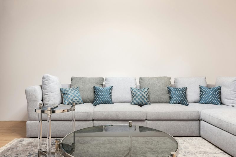 These 7 Design Elements Look Great But Don't Work Well In Everyday Life - Decor Hint Glass Coffee Tables