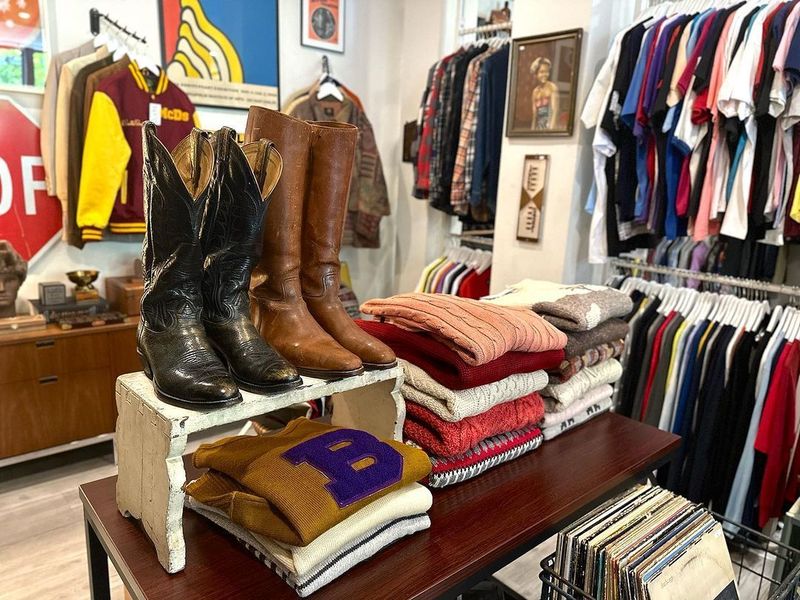 7 Illinois Vintage Shops Where Locals Score Retro Home Décor - Decor Hint Merchant House