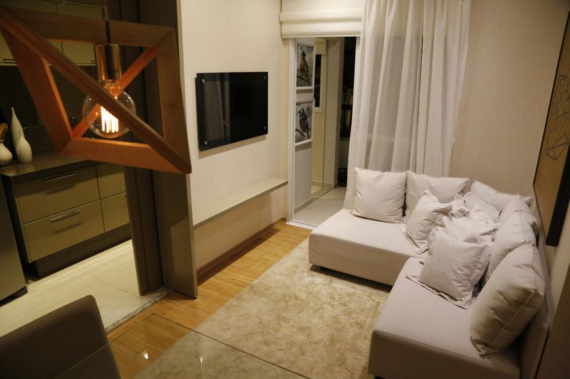 9 Common Decorating Mistakes That Can Make Your Home Look Cheap - Decor Hint Relying Solely On Harsh Overhead Lighting