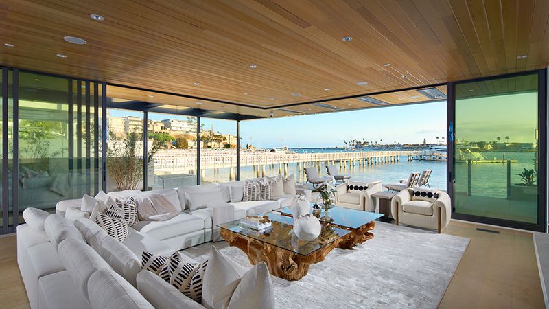 12 California Outdoor Living Rooms That Feel Like A Resort Staycation - Decor Hint Newport Beach Harbor-View Deck