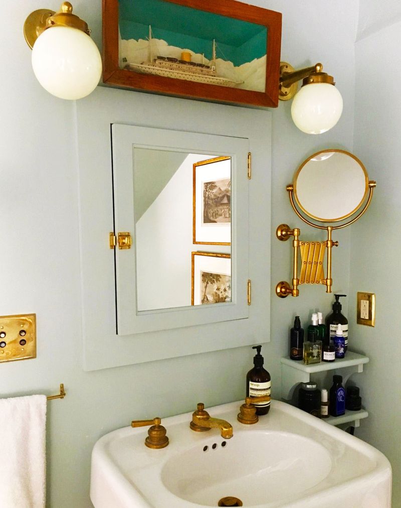 26 Ways To Get That Vintage Bathroom Look In New York Homes (Even In A Modern Apartment) - Decor Hint Vintage-Inspired Light Fixtures Illuminate Style