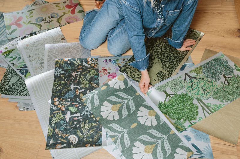 6 Georgia Wallpaper Trends That Flop & 6 That Transform a Room - Decor Hint Metallic Overload Mistake