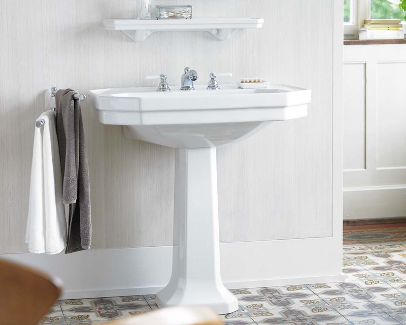 11 Vintage California Bathrooms Making A Stylish Comeback - Decor Hint Pedestal Sinks Make Waves