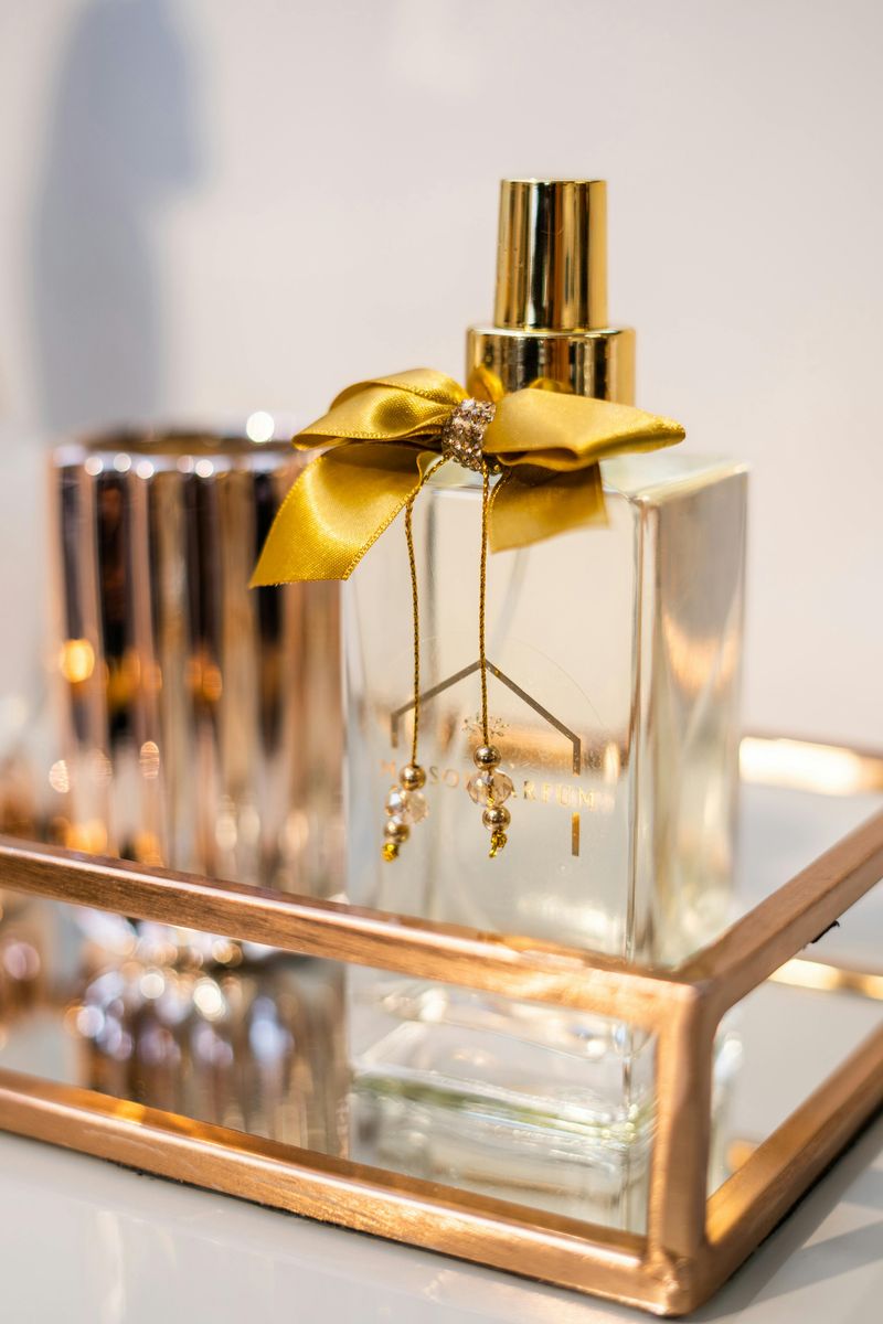 9 Cheap Things To Thrift That Can Actually Make Your Home Look More Expensive - Decor Hint Decorative Trays For Stylish Organization