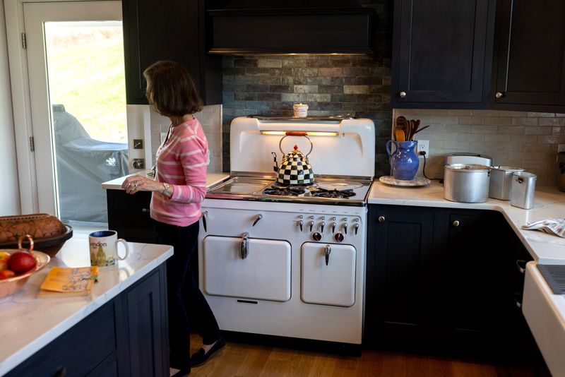 13 Georgia Farmhouse Kitchens Bursting With Rustic Charm - Decor Hint Vintage Stove Statement