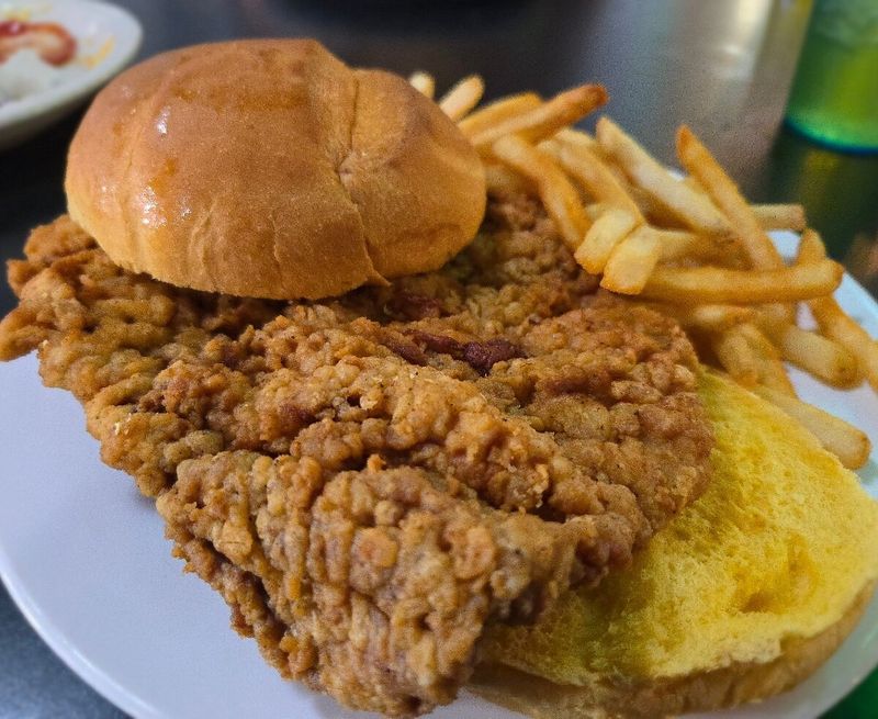 13 Iowa Restaurants Serving The Best Tenderloin Sandwiches - Decor Hint Landmark Bistro (Grundy Center)