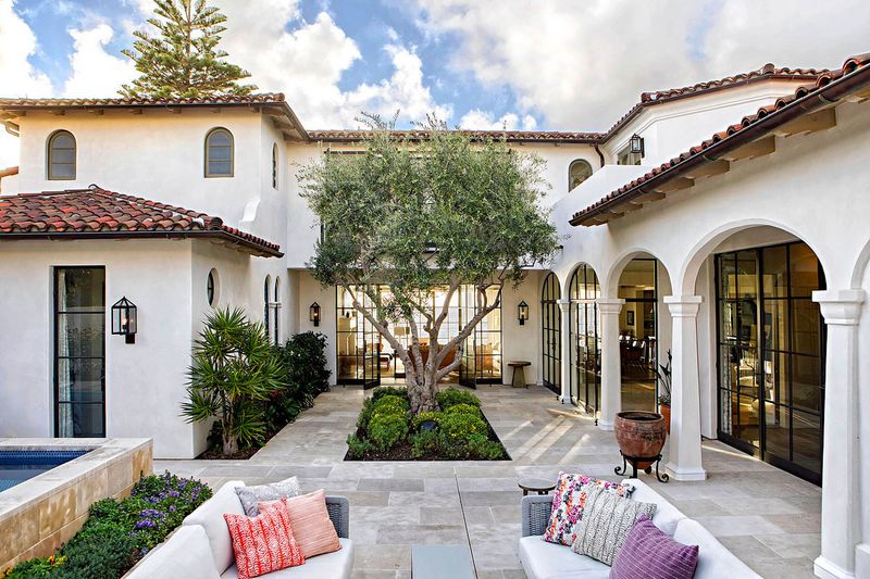 12 Old-School California Home Trends That Are Finally Back In Style - Decor Hint Courtyard Entrances