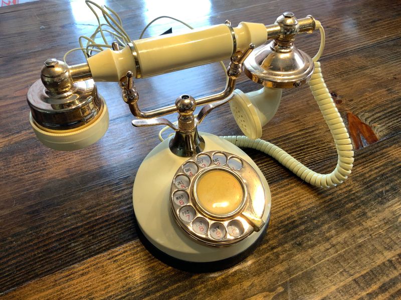 12 Vintage Home Decor Trends Coming Back In Illinois - Decor Hint Rotary Phones As Functional Art