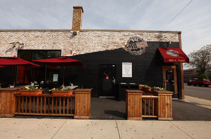 16 Surprising Ways Chicago And New York City Restaurants Stand Worlds Apart - Decor Hint Neighborhood Restaurant Vibes