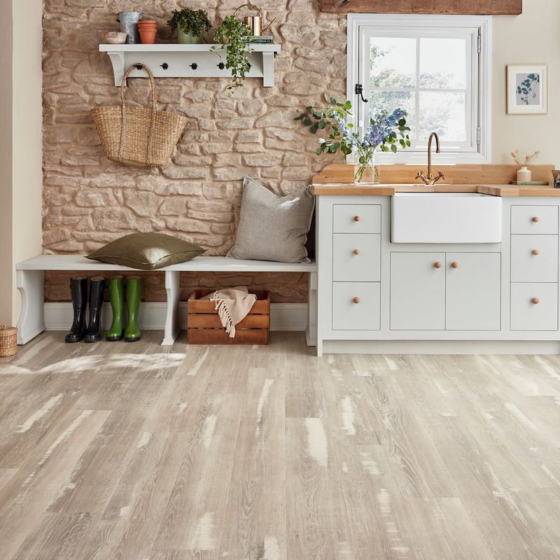 15 Pennsylvania Bathroom Floors That Are Making A Stylish Revival - Decor Hint Oak Planks