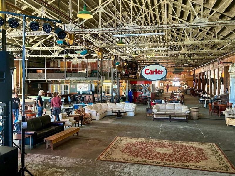 7 Illinois Urban Lofts Perfectly Showcasing Industrial Décor - Decor Hint Springfield Train Depot Trackside Living