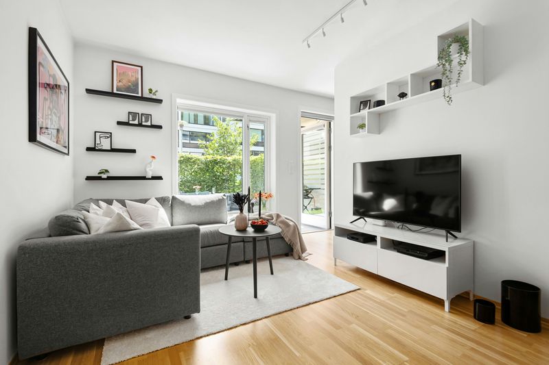 7 Things That Shouldn't Be Expected In Exclusive Residences - Decor Hint Cluttered Shelves