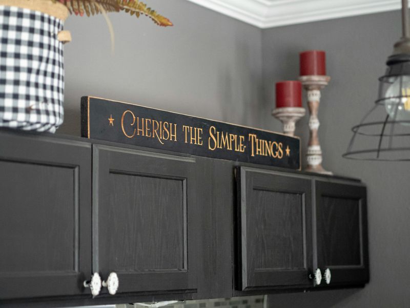 12 Kitchen Details Homebuyers Often Dislike, Do You Have One? - Decor Hint Overly Personalized Decor