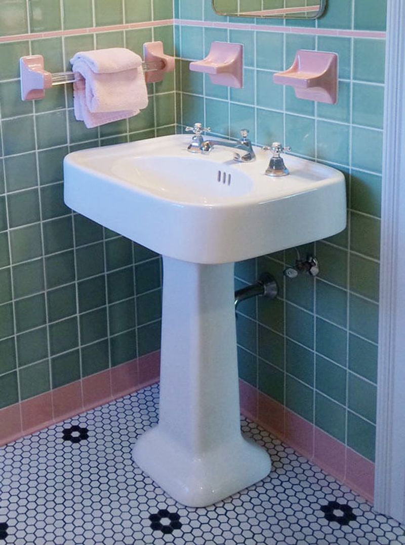 13 Vintage 1950s Bathroom Ideas That Could Be Popular Again In Ohio - Decor Hint Pedestal Sinks