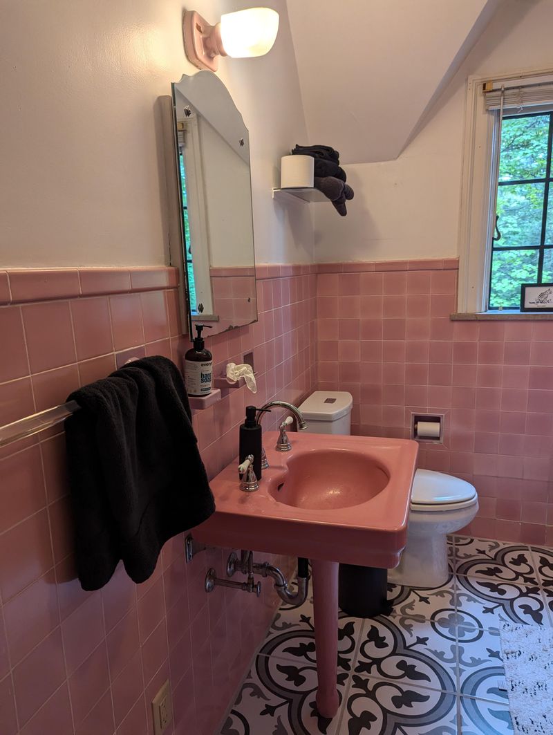 13 Bathroom Styles That Should Be Retired In California - Decor Hint Tiny Sinks