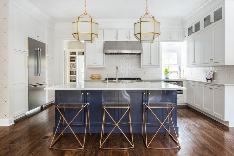15 Traditional Kitchen Looks In Texas That Might Be Making A Comeback - Decor Hint Pendant Lighting