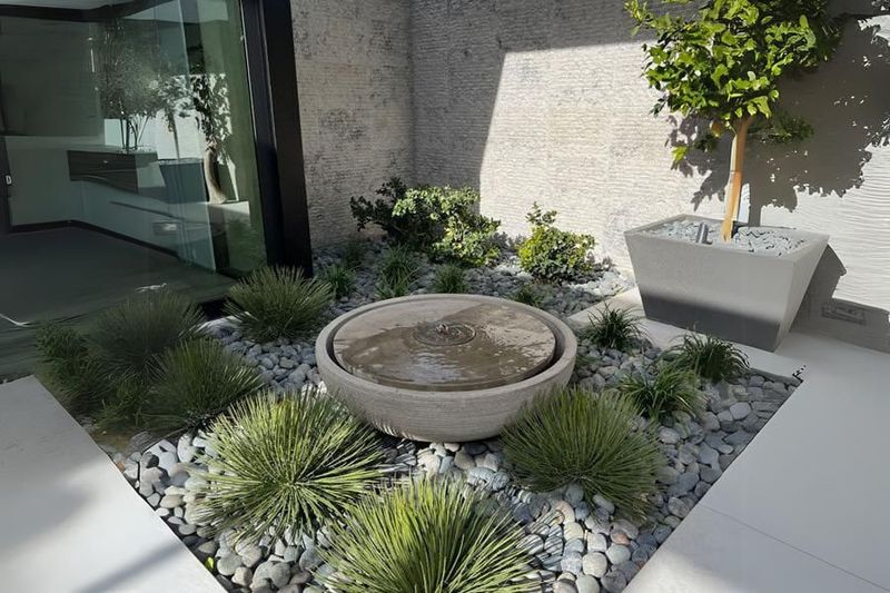 12 Nevada Courtyard Fountains That Keep Things Cool - Decor Hint Modern Minimalist Water Feature
