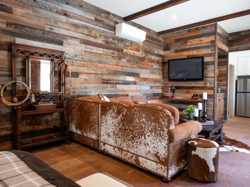 14 North Carolina Shiplap Walls That Do Not Feel Overdone - Decor Hint Rustic Farmhouse Shiplap Accent