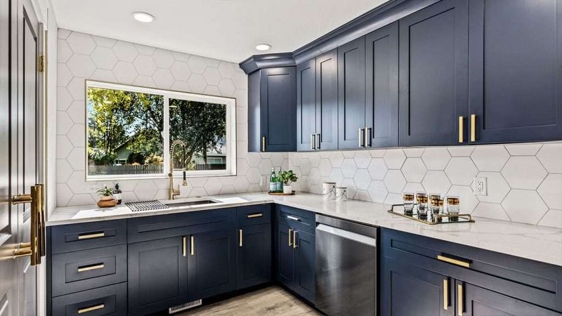 8 Massachusetts Cape Cod Kitchens With Salt-Air Style - Decor Hint Nautical Blue-And-White Kitchen