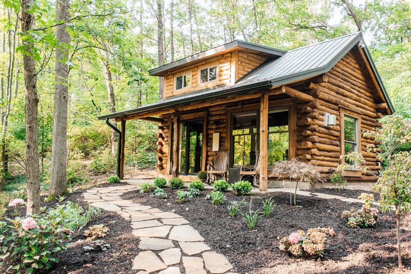12 Michigan Cottage Porch Designs Perfect For Lakeside Living - Decor Hint Rustic Log Cabin Porch