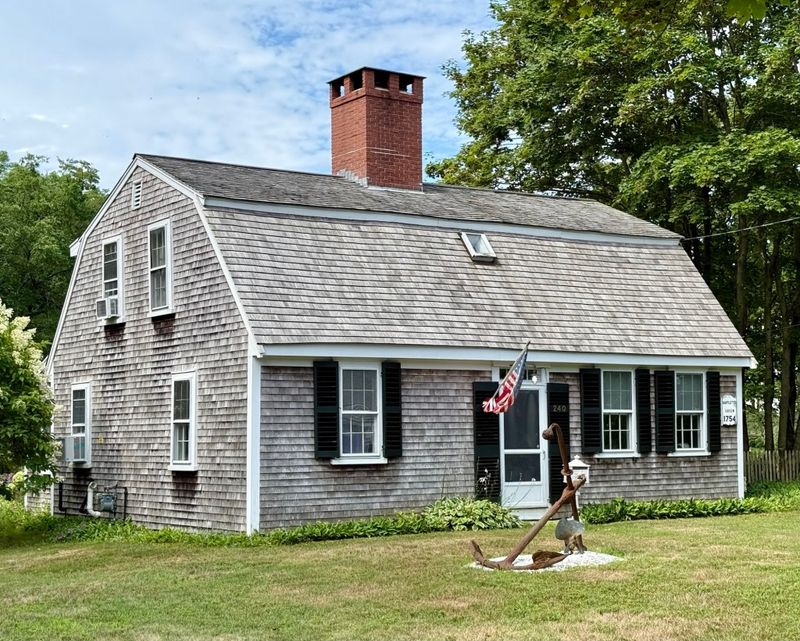 15 Rhode Island Shingle Cottages With Salt-And-Sun Patina - Decor Hint Compact Fisherman's Shingle Cottage