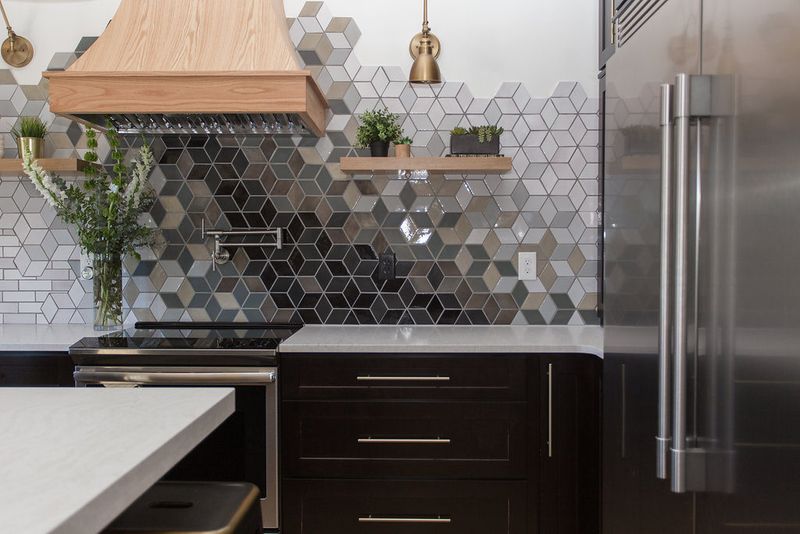 7 Kitchen Quirks That Turn Off Tennessee Homebuyers And 5 Habits They Can't Stand According To Interior Designers - Decor Hint Quirky Personalized Backsplashes