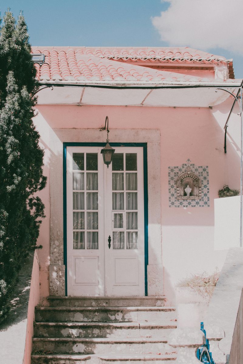 10 Common Front Entrance Features That Can Detract From Curb Appeal - Decor Hint Outdated Or Poorly Maintained Storm Door