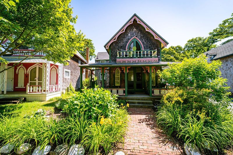 10 Massachusetts Coastal Homes That Could Feel Breezy Inside - Decor Hint Oceanview Victorian