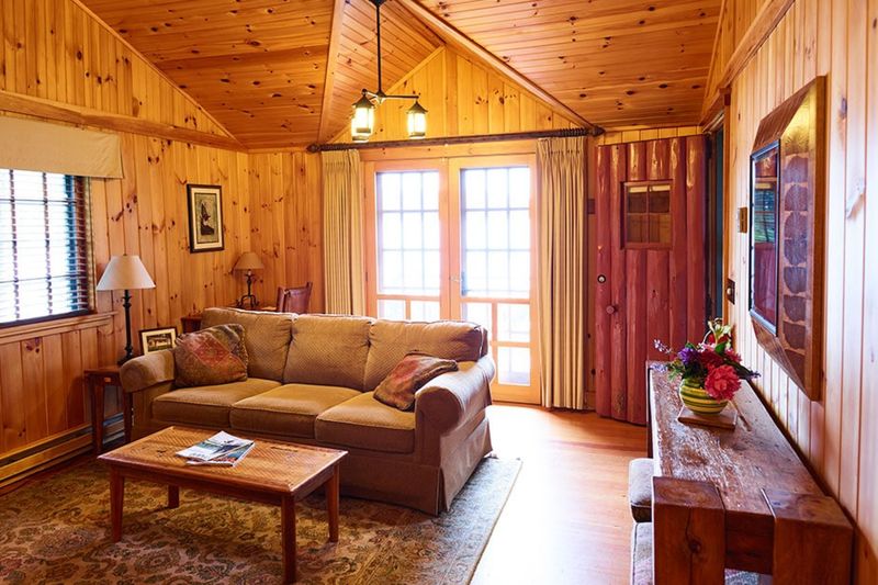 9 Maine Cabins With Decor That Never Goes Out Of Style - Decor Hint Woodland Craftsman Retreat