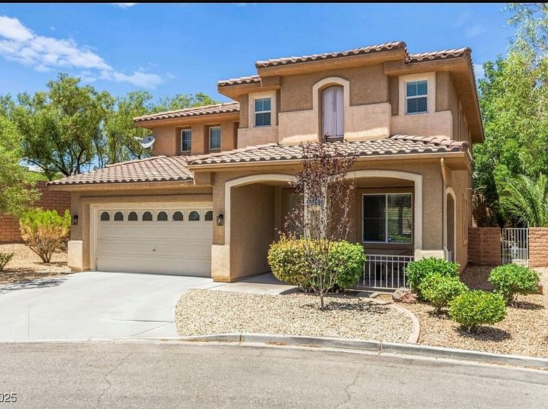 8 Types Of Las Vegas Homes Facing Potential Price Declines By 2026 - Decor Hint Mid-Tier Family Homes With High HOA Fees
