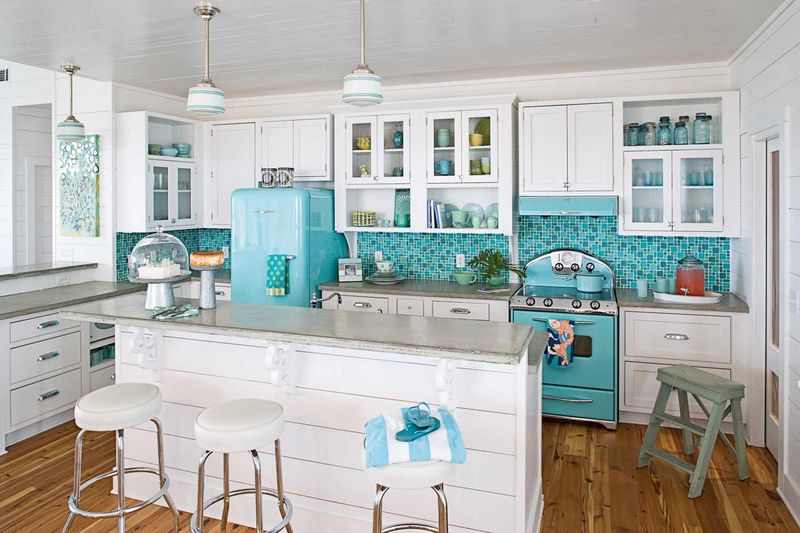 6 Florida Coastal Kitchens With Relaxed Summer Style - Decor Hint Rustic Beach Cottage Kitchens