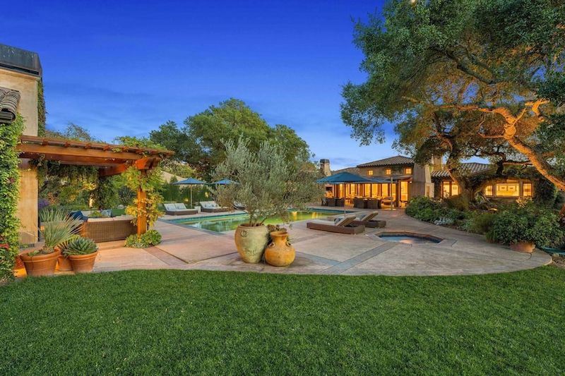 9 California Courtyard Homes That Bring Resort Living Home - Decor Hint Mediterranean Courtyard Villa