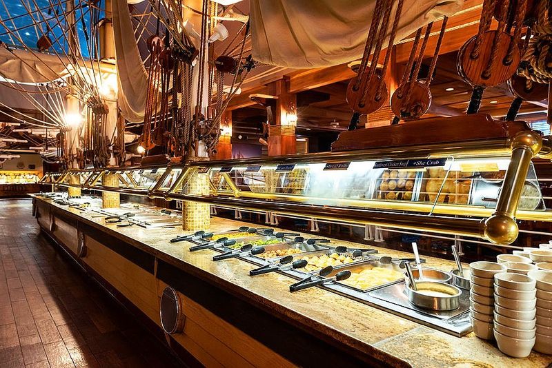 5 North Carolina Seafood Buffets That'll Catch Your Craving Instantly - Decor Hint Captain George's: Royal Treatment in Kill Devil Hills