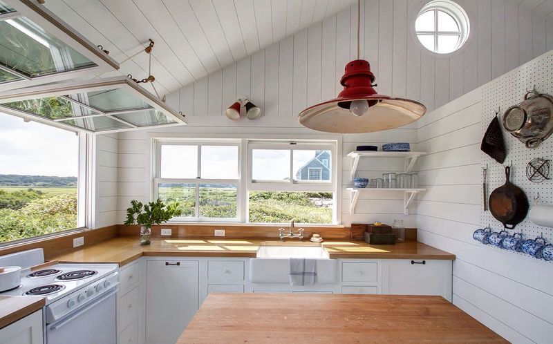 8 Massachusetts Cape Cod Kitchens With Salt-Air Style - Decor Hint Light-Filled Coastal Farmhouse Kitchen