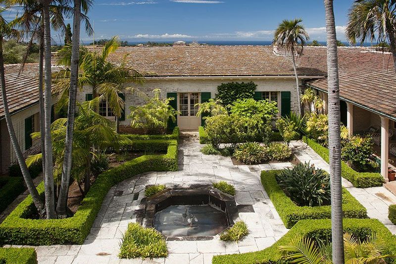 9 California Courtyard Homes That Bring Resort Living Home - Decor Hint Lush Garden Courtyard Escape
