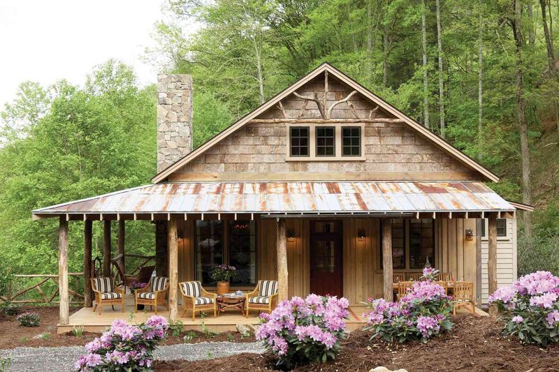8 Pennsylvania Porches Built For Relaxed Small-Town Evenings - Decor Hint Rustic Cabin Porches In The Mountains