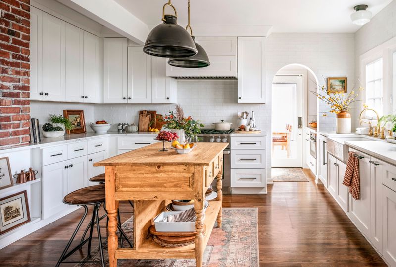 15 Traditional Kitchen Looks In Texas That Might Be Making A Comeback - Decor Hint Farmhouse Tables