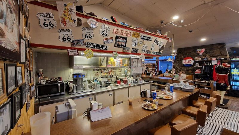 9 Roadside Grills In Arizona With Old-West Charm - Decor Hint Goldie's Route 66 Diner